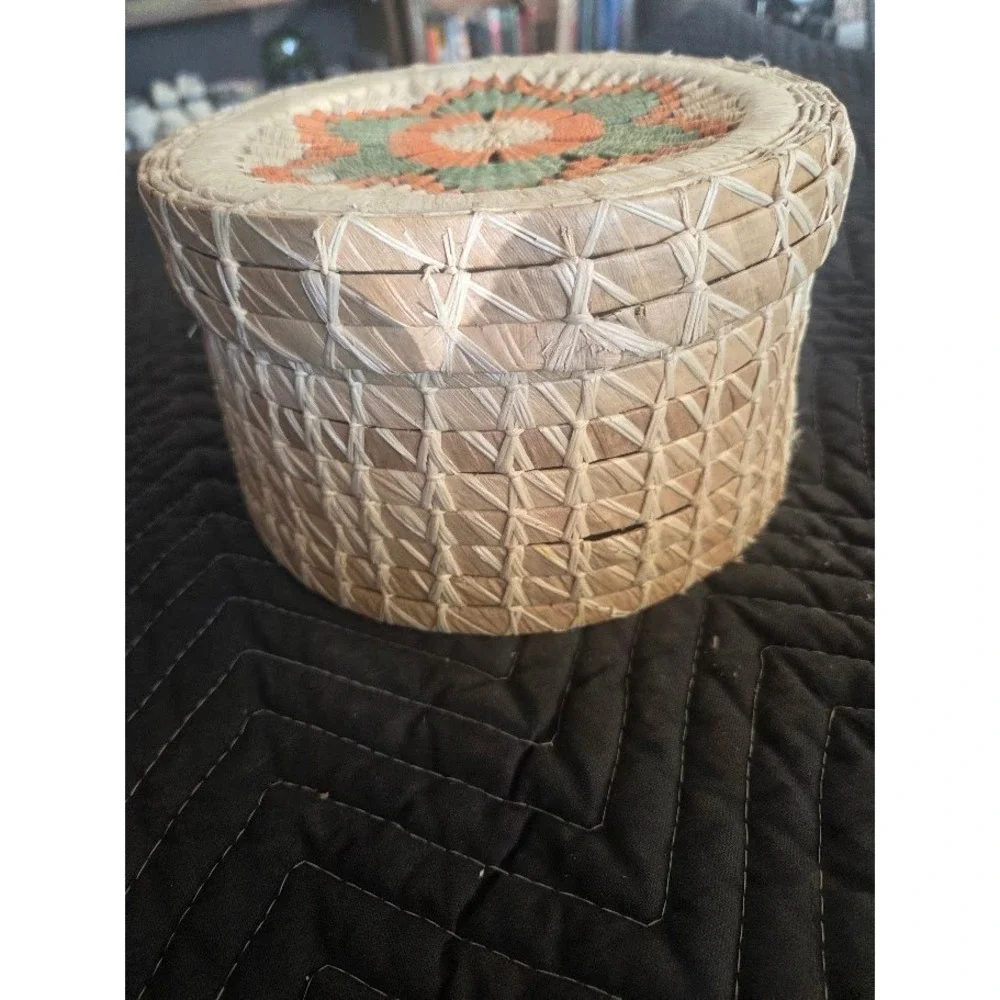 Vintage Hand Woven Straw Basket Round Lidded Trinket Box Boho Floral Sunburst